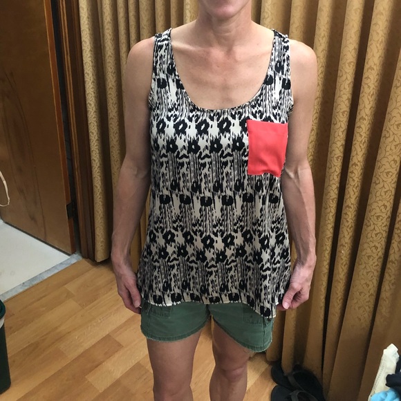 Sleeveless blouse. - Picture 3 of 3